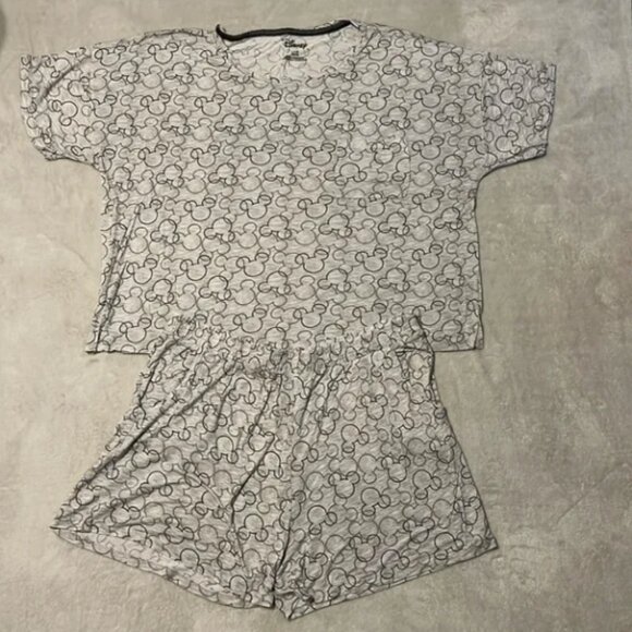✨3/$30 Disney women’s matching pyjama set - Picture 3 of 5